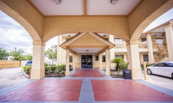 Southeast Houston Hotel | Downtowner Inn and Suites Hobby
