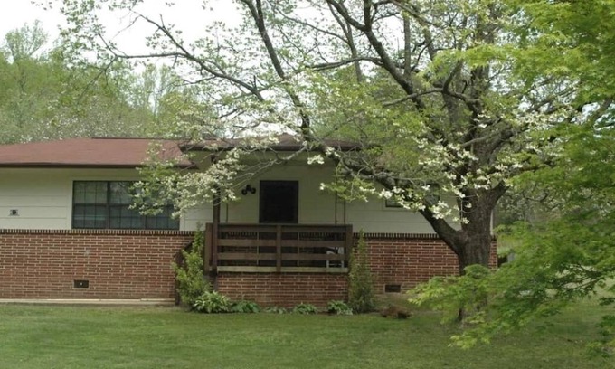 Robbinsville Other | Dragon's Lair, 15 mins to Tail of The Dragon & 10 mins to Historic Tapoco Lodge