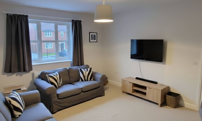 Stoke Gifford House | Dragonfly Abodes 4-Bed Sleeps 9 for teams in Bristol Near MoD + Parking
