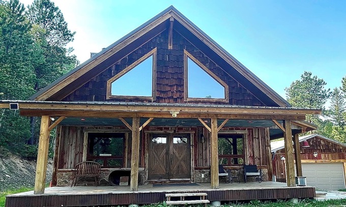Lead House | DREAM CABIN IDEAL FOR FAMILIES OR LARGE GROUPS ~ Game Room, Hot Tub, ON Trails!