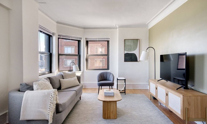 Gold Coast Apartment | Dreamy Gold Coast 1BR w/Doorman & Gym, 2 blocks to L, by Blueground