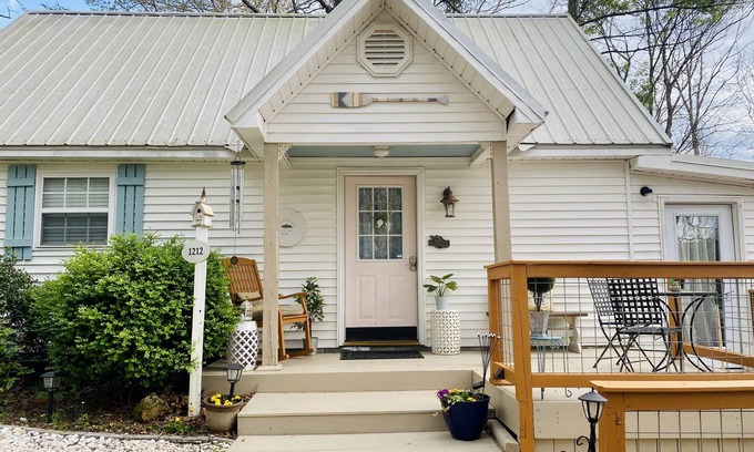 Sylacauga Cottage | Dreamy Lakefront Cottage on Lay Lake