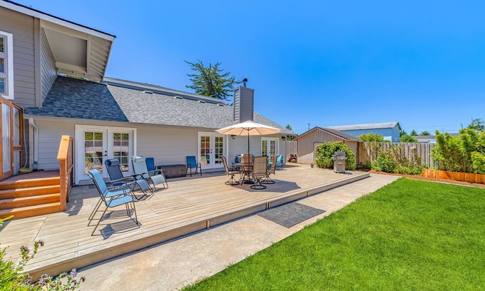 McKinleyville House | Dreamy NorCal home with large backyard, fast WiFi, deck & grill - ideal location