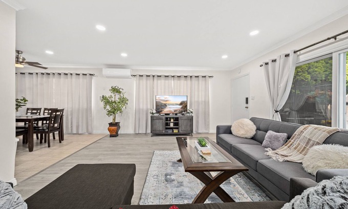 Alhambra House | Dreamy & Relaxing Gem ~ 12mins to DT LA ~ Backyard