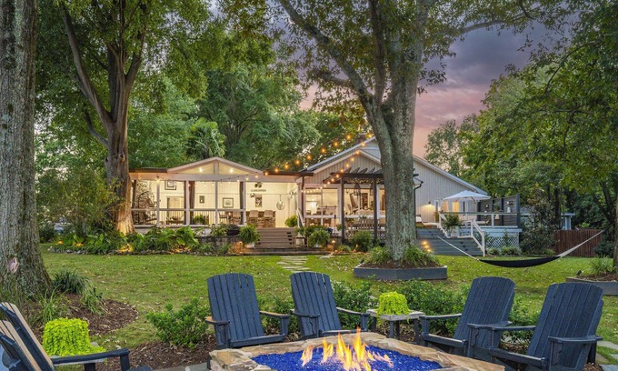 Cornelius House | Drift Away - A Luxurious Waterfront Ranch Home