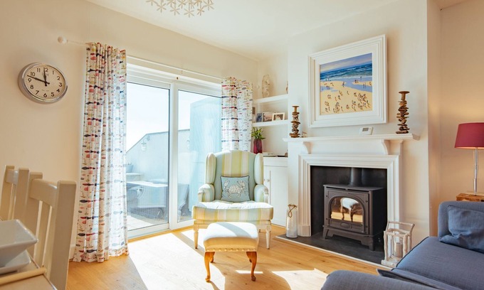 Sandgate Cottage | Driftwood Cottage by Bloom Stays - family friendly cottage with sea views
