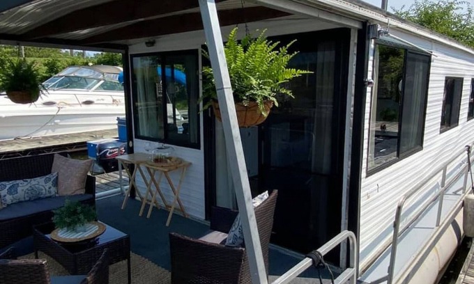 Sabula Boat Rental | "Driftwood" Cozy Houseboat on the Water for 2