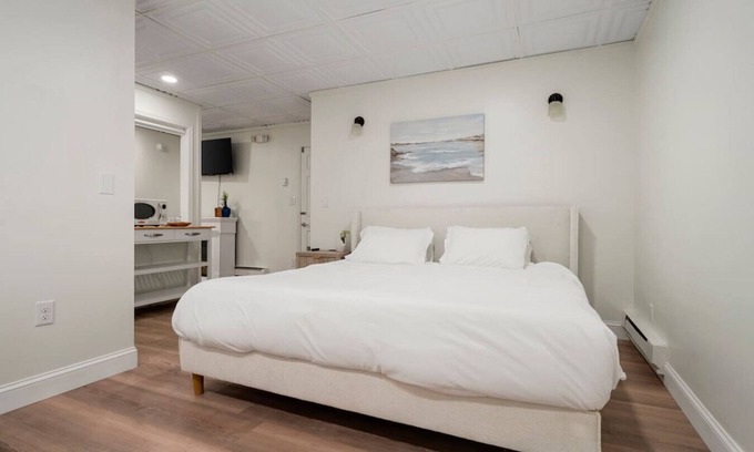 Sylvan Beach Apartment | `Driftwood Den`-New Jacuzzi Suite in Sylvan!