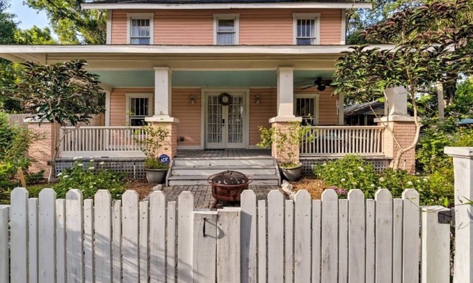 Gillespie Park House | Driftwood House: Historical Elegance Modern Comfort