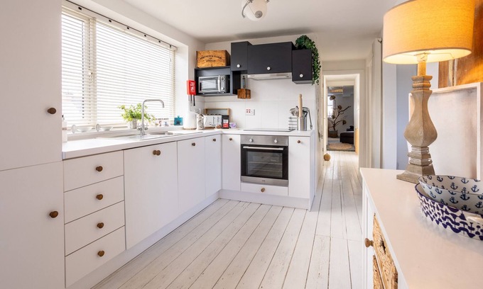 Rhosneigr Cottage | Driftwood : Pet‑Friendly Seaside Home in Rhosneigr | Managed by Anglesey Holiday Lettings