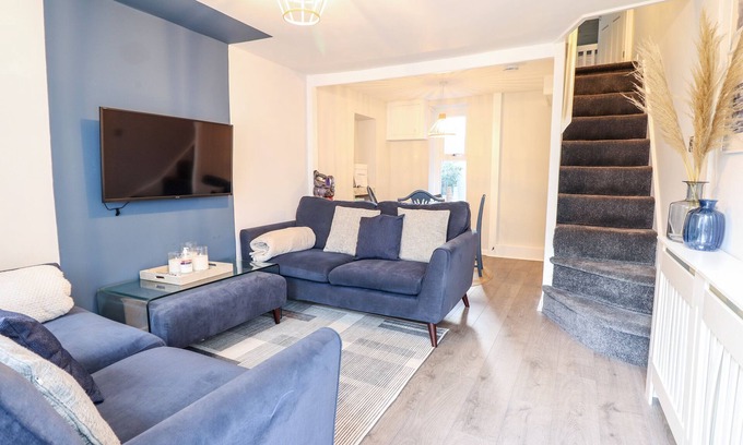 Porthmadog Cottage | DRIFTWOOD TERRACE, pet friendly, with a garden in Porthmadog