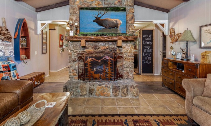 Jay Cabin | Drowning Creek Cabin & Bunkhouse ~ Sleeps 12