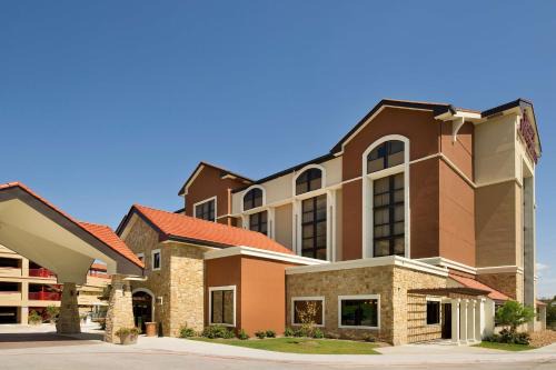 Crownhill Park Hotel | Drury Plaza Hotel San Antonio Airport