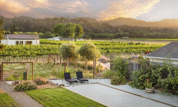 Healdsburg House | Dry Creek Retreat- Bocce, Vineyard Views, EV Charger, 5 minutes to the square!