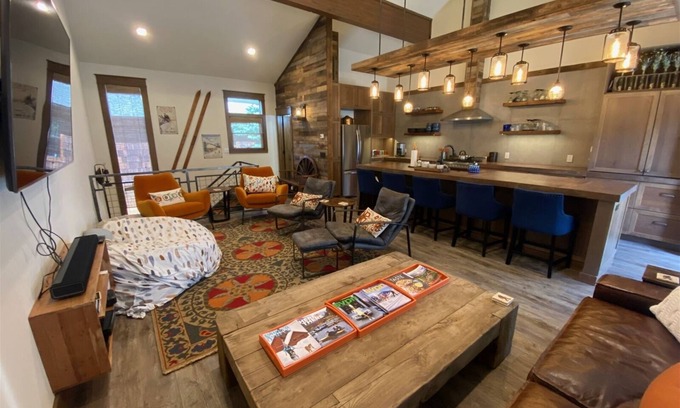 Ketchum Condo | DT Ketchum - Chill, Two-Story Getaway w/a Gourmet Kitchen - Walk Downtown & to River Run Lifts