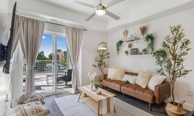 Rio Grande Apartment | DT SLC | King Bed | Gym | Parking | Walk Score 90