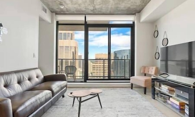 Beltline Apartment | DT Views | Pool | Gym | AC | Mins to Saddledome