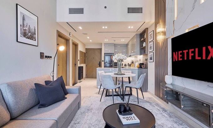 Business Bay Apartment | Dubai Canal Dream, Iconic Burj Views with Large Balcony sleeps 4