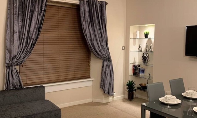 Dunfermline Apartment | Dunfermline GF flat, 5 mins to Train St. & High Stnn