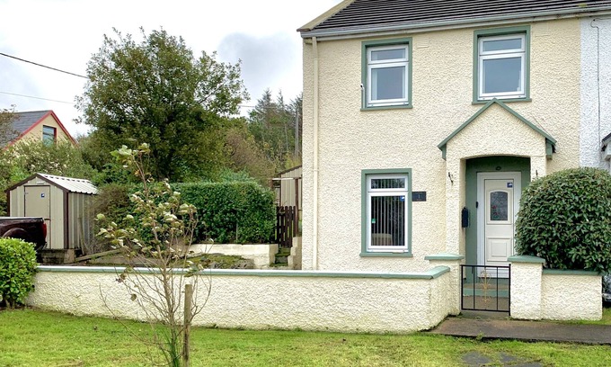 Dungloe House | Dungloe, Wild Atlantic Way, WiFi, Walking Distance, Heckert House, Quay Road Vacation Home