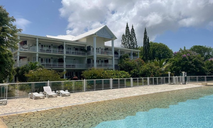 Le Moule Apartment | Duplex 2/4 pers. Luxury residence in the heights of St-François, marina nearby
