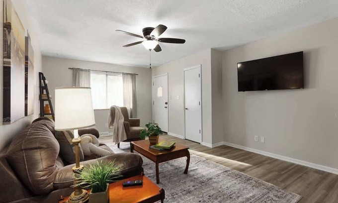 West Plaza House | Duplex 5BR+KingBeds WestPlaza+Fenced