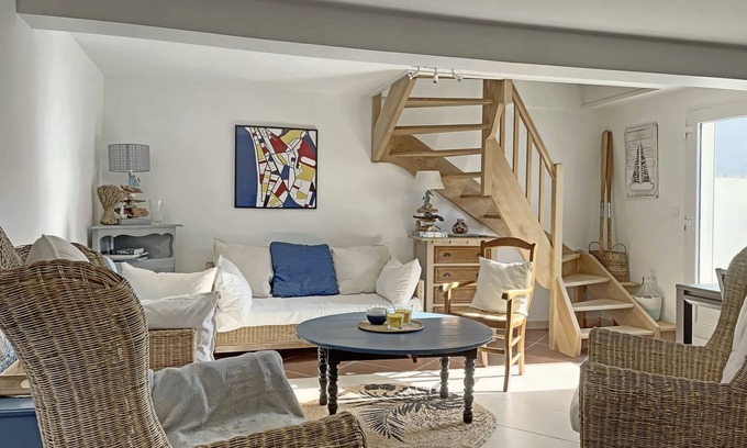 Quartier du Casino Apartment | Duplex apartment with terrace at the foot of the covered market