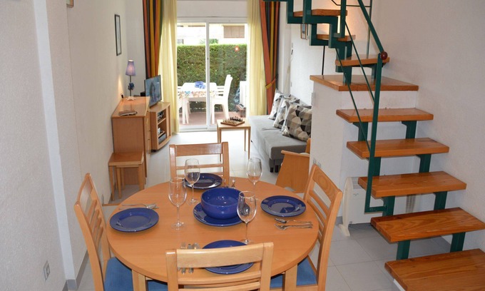 L'Estartit Apartment | Duplex Apartment Mar D'or 018 with Shared Pool, Terrace & Wi-Fi