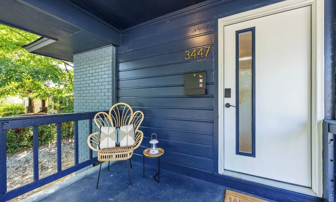 North Charlotte House | {Duplex Delight in Plaza Shamrock - Twice the Beds, Twice the Sass.}