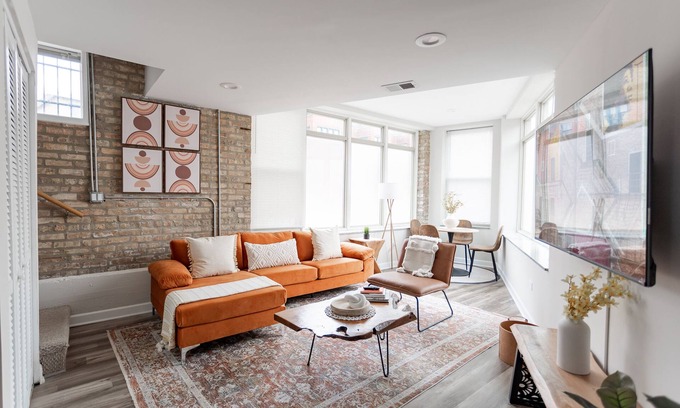 Rogers Park Apartment | Duplex Retreat near Loyola Park - 2BR/1.5BA Haven