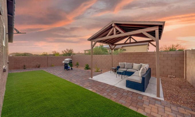 Casas Adobes House | Duplex-Style House /3 BR 3 BA/Office/Split