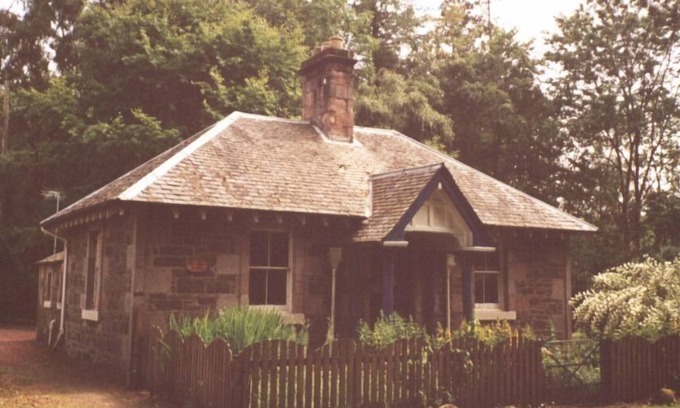 Biggar Cottage | Eagle Lodge, Gatehouse next to A73, Self catering cottage, Pets welcome