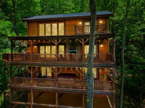 Seven Devils House | Eagle Nest Lodge Hot Tubs & Mountain Views