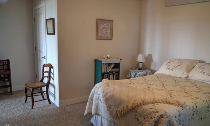 Powell House | Eaglenest Guest Getaway, Minutes to Cody, Beautiful River View