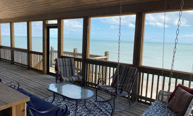 Kingsville Cottage | Eagles Landing - Pelee Island Beachfront Cottage
