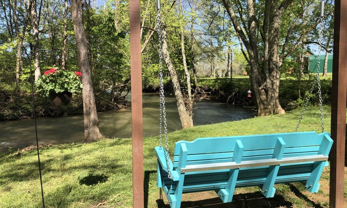Gatlinburg - Pigeon Forge Cottage | Early Sept OPEN! Beautiful Creek! Birds, ducks, close to Pigeon Forge