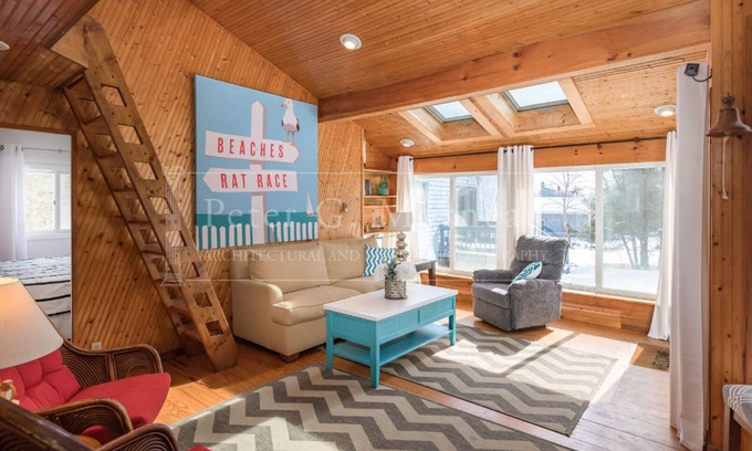 York Beach Cottage | Easily sleeps 8 guests, 5 minute walk to beach