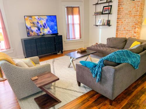 Lockeland Springs Apartment | East Nashville upstairs apartment, one queen BR, 2 twin BR,1bath in Five Points, close to downtown