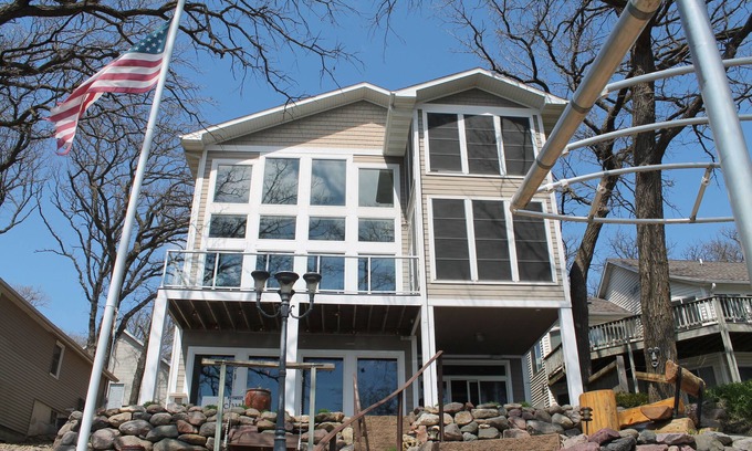 Spirit Lake House | East Okoboji Luxurious Lakefront Vacation Home - 5 Bedroom -Sleeps up 18+