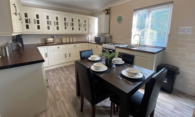 Leeds House | East Park House - Sleeps Up-to 6