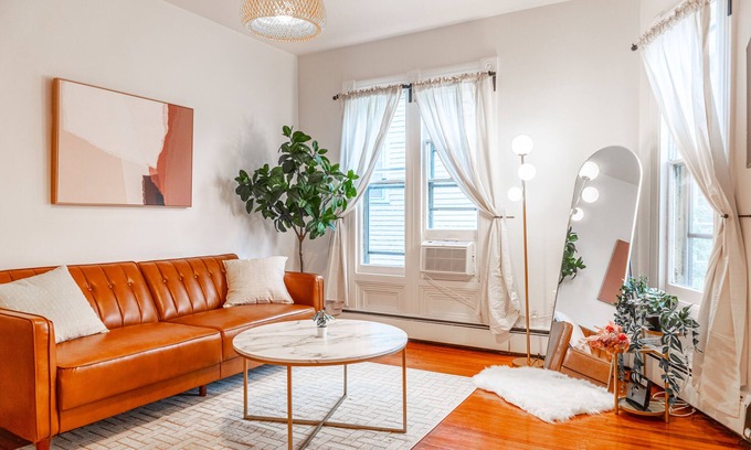 East Rock Apartment | East Rock Gem: 5 min to Yale, King Bed, Fast WiFi & Parking