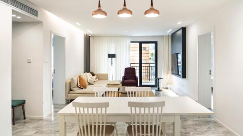 Jing'an Apartment | Eastern Hub - French Window 3Bedroom 2Balcony near Heng Long Plaza People's Square West Nanjing Road