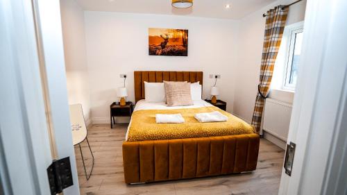 Slough House | Easy 2 Manage Brand New 4 BRH, 3Bath Home Slough for 8 Guests Free Parking