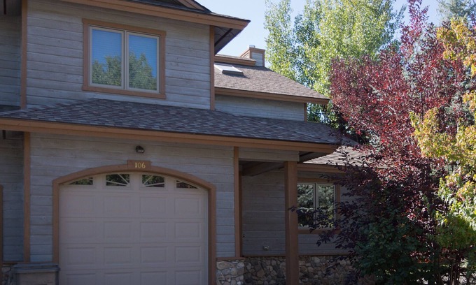 Victor House | Easy Access to Jackson Hole, Targhee, Tetons, Yellowstone. Private Hot Tub.