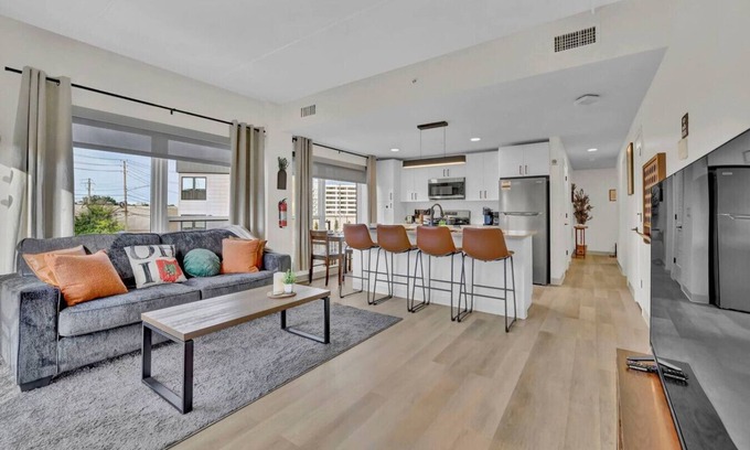 University Circle Apartment | Easy Check-In 4 mins Cleveland Clinic, CWRU, University Circle + Free Parking