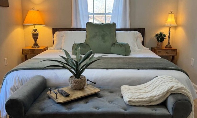 Sweetwater House | EASY checkout, Remodeled dollhouse w/KING pets ok