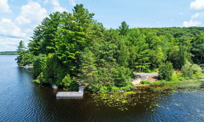 Baysville Villa | Echo Beach Summary: E