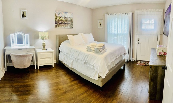Tallahassee House | Eclectic 3 bedroom townhouse with back terrace