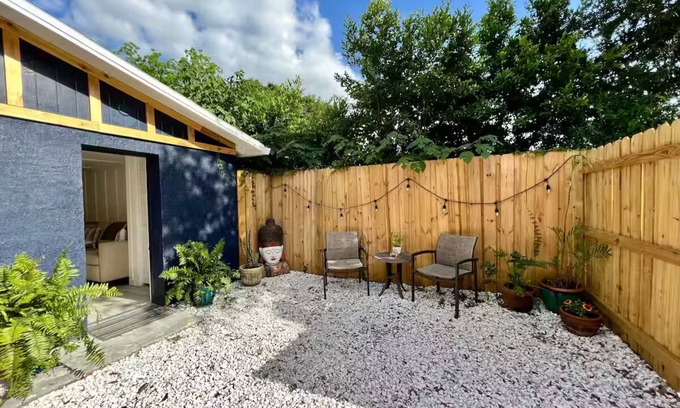 Bearss Plaza Cottage | Eco-Friendly Charming Tampa Cottage - Full Kitchen, Parking, Wifi