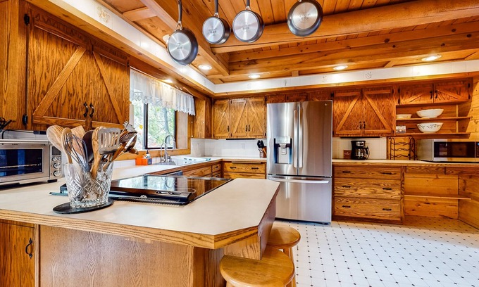 Startup Cabin | Eco-friendly log cabin with amazing views, deck, covered porch, grill, & firepit